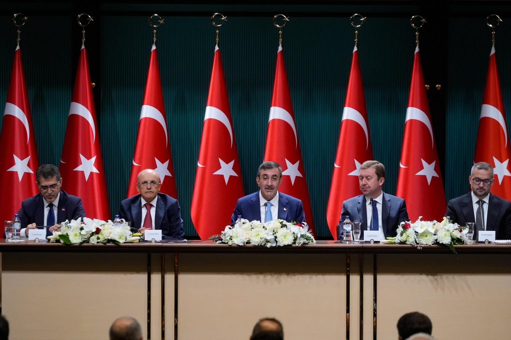 Mehmet Şimşek: “Türkiye Ekonomisi Şoklara Dayanıklı, Tasarrufta Kararlıyız” Mehmet Şimşek: “Türkiye Ekonomisi Şoklara Dayanıklı, Tasarrufta Kararlıyız”