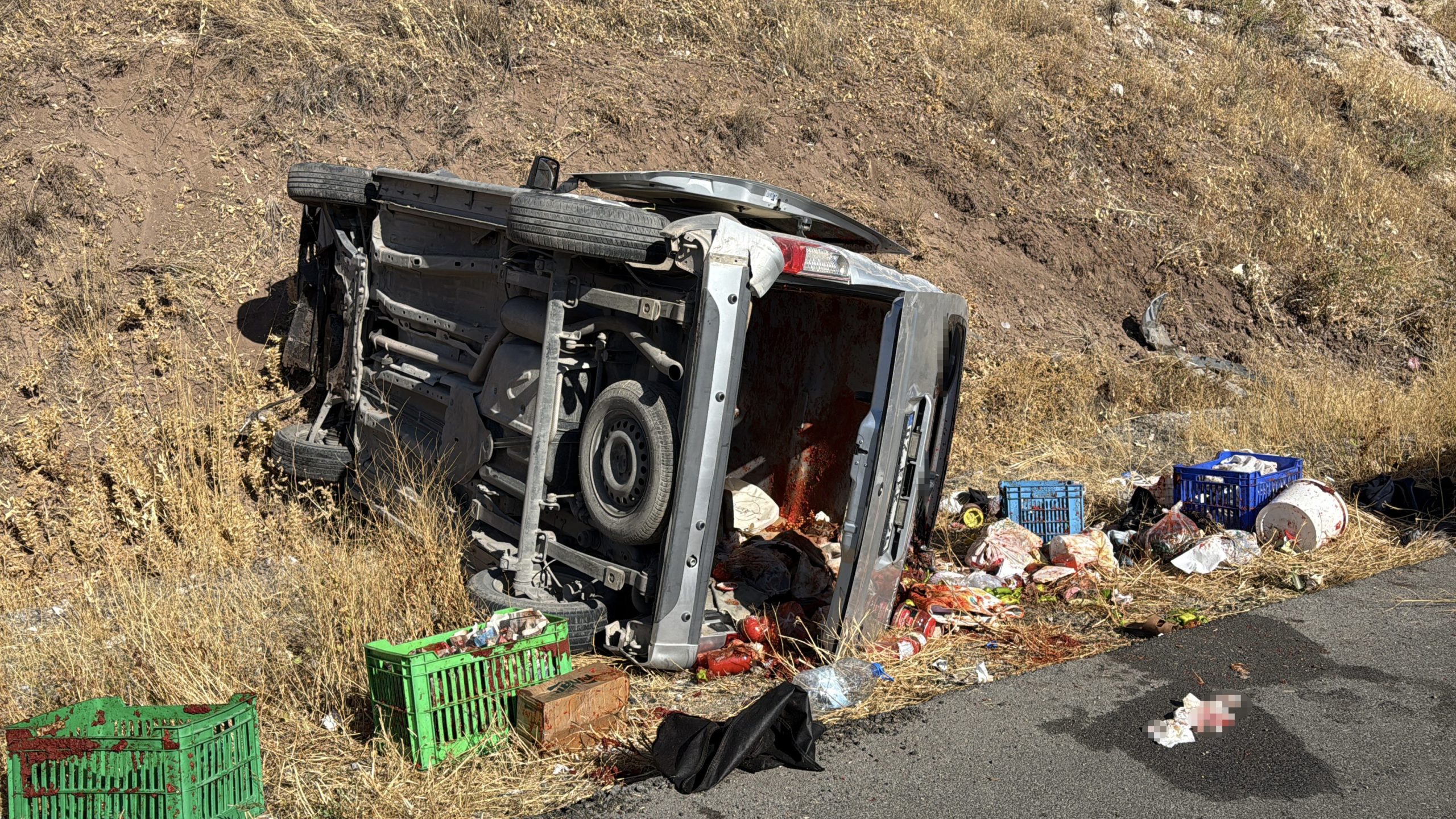 Sivas-Erzincan Karayolunda Kaza: Hafif Ticari Araç Devrildi, 4 Yaralı