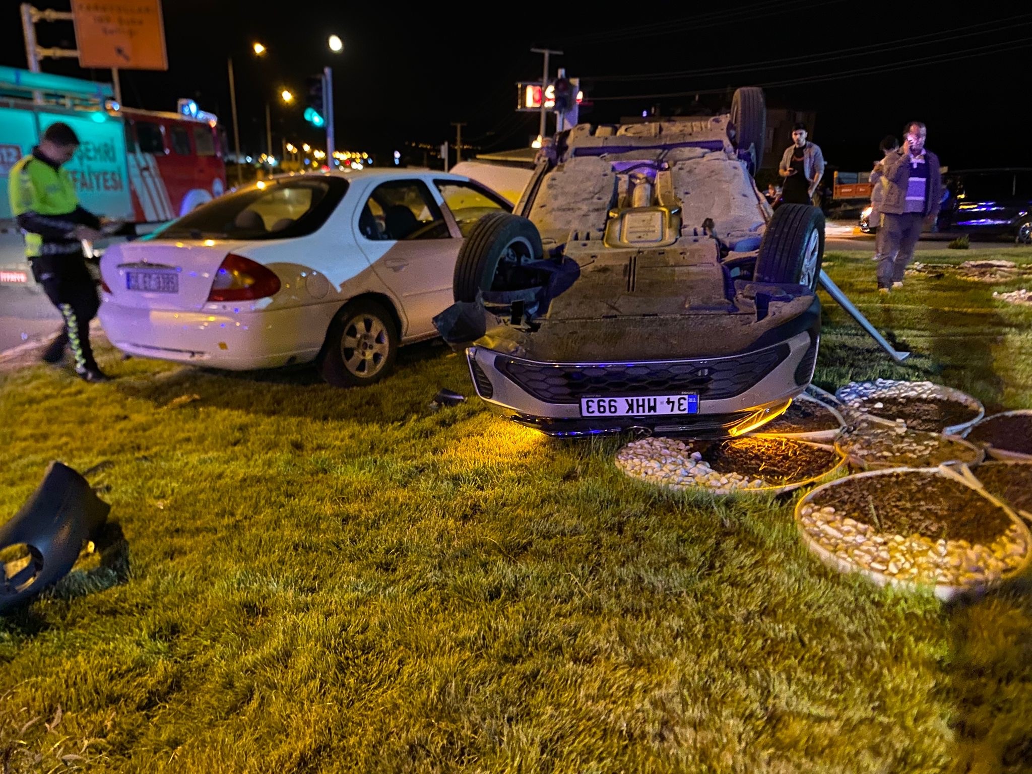 Sivas’ta Kırmızı Işık İhlali Kazaya Yol Açtı: 2 Sürücü Yaralandı