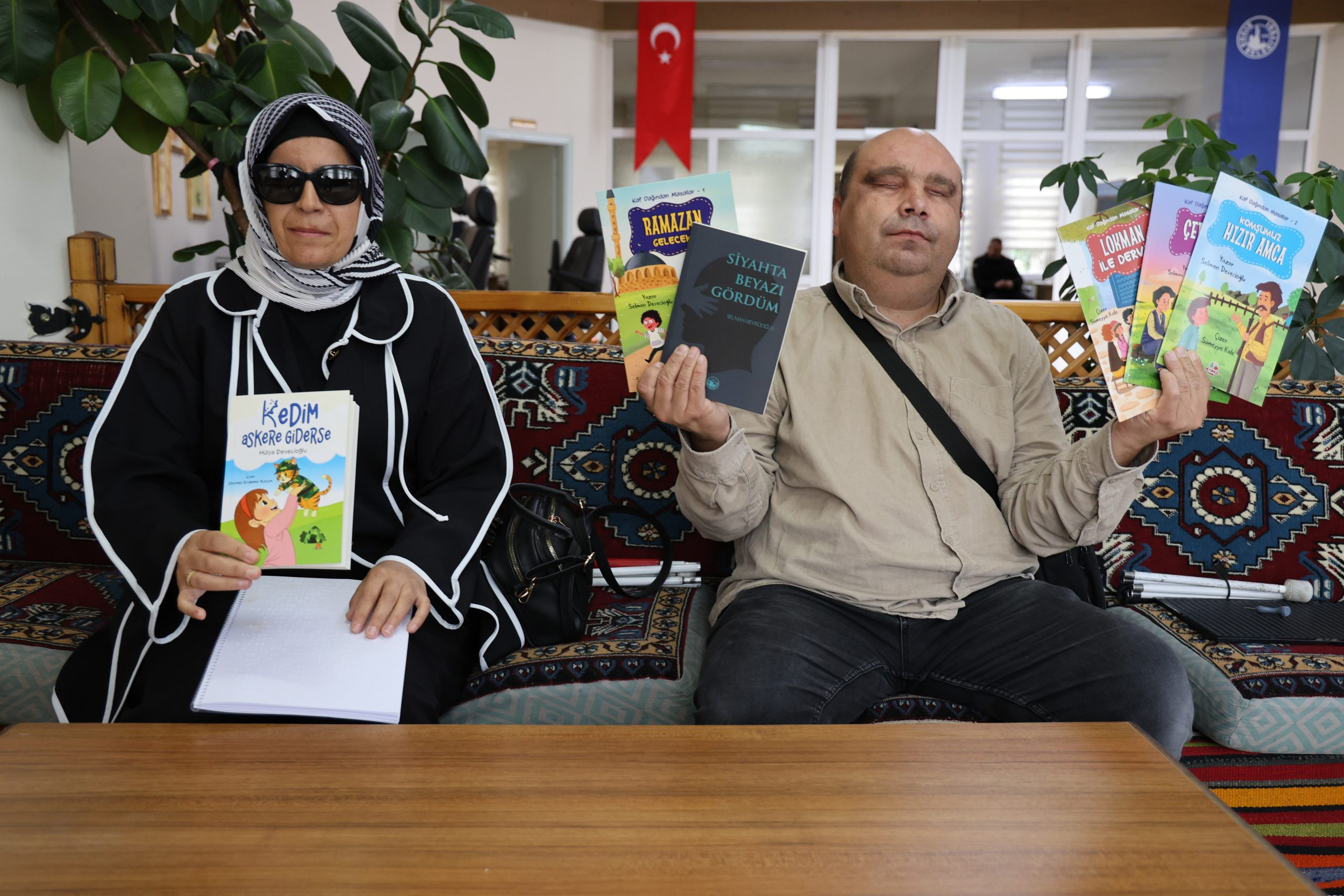 Sivas’ta Görme Engelli Öğretmen ve Eşi Yazarlıkta Buluştu: Hülya Devecioğlu İlk Kitabını Çıkardı