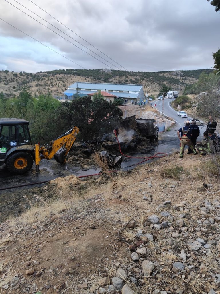 Ankara Elmadağ’da Saman Yüklü Tır İki Kez Yandı Ankara Elmadağ’da Saman Yüklü Tır İki Kez Yandı