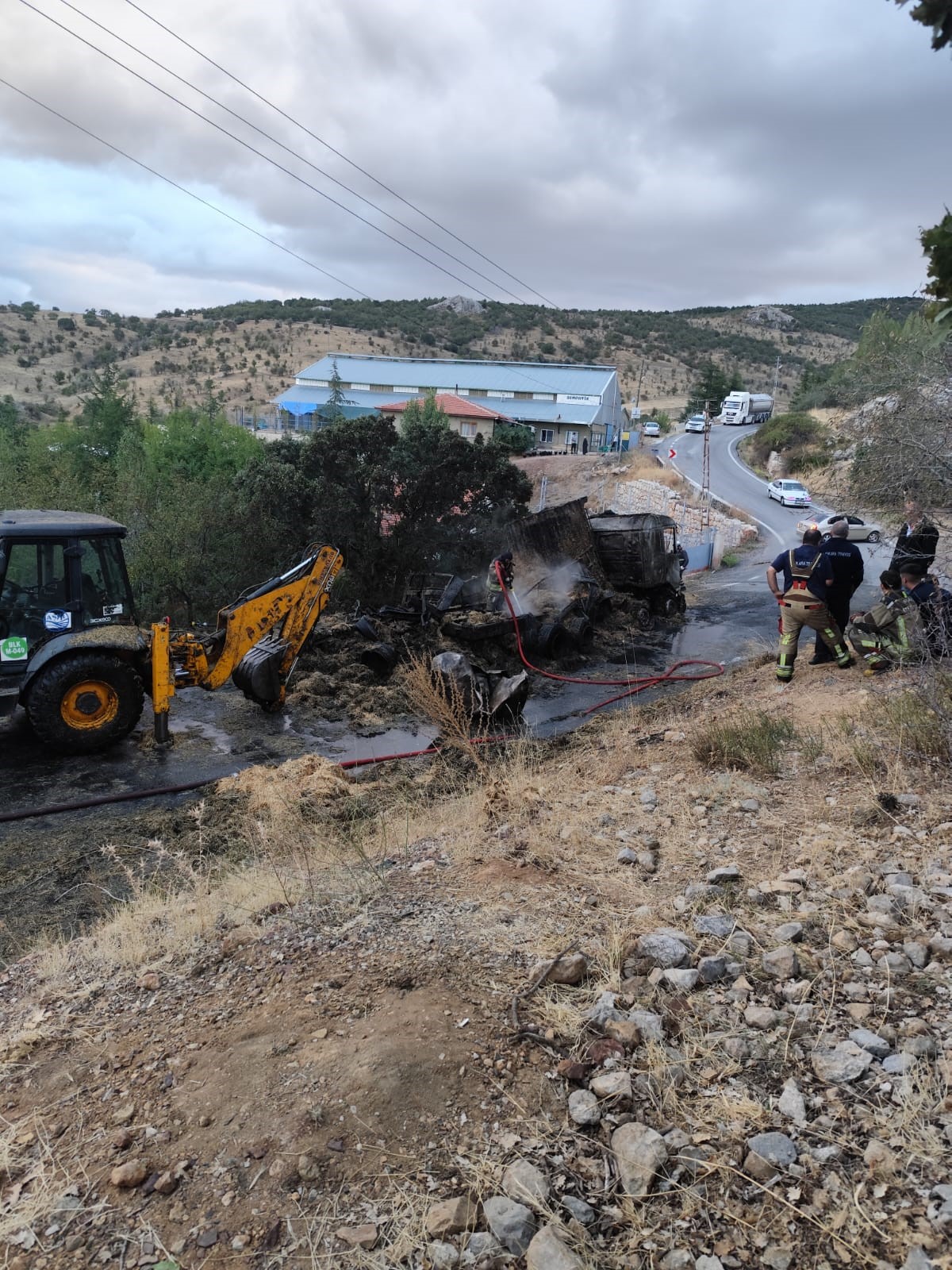Ankara Elmadağ’da Saman Yüklü Tır İki Kez Yandı
