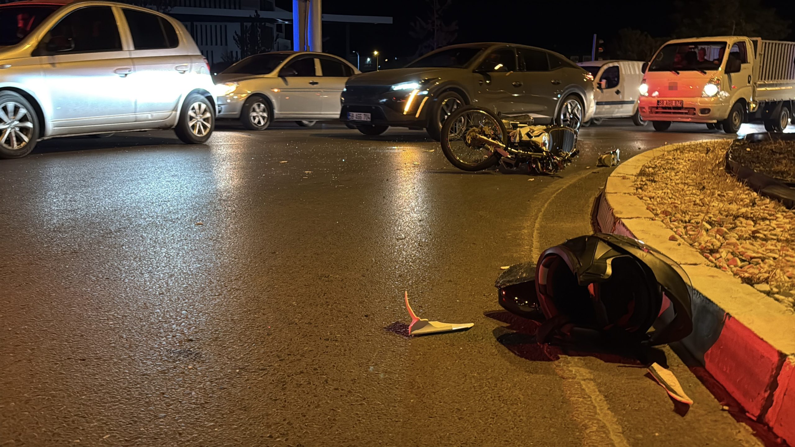 Sivas’ta motosikletle otomobil çarpıştı: Sürücü ağır yaralı!