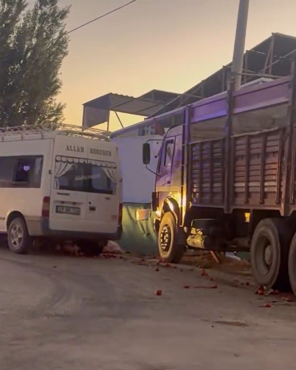 Tarım işçilerini taşıyan minibüsle kamyon çarpıştı: 20 yaralı