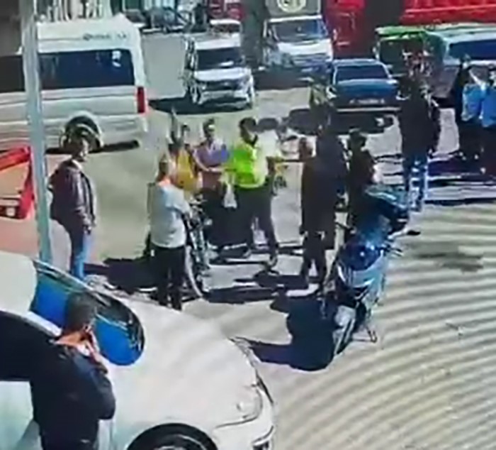 Polisle Yumruklu Kavga! Sivas’ta Olay Kameralara Yansıdı