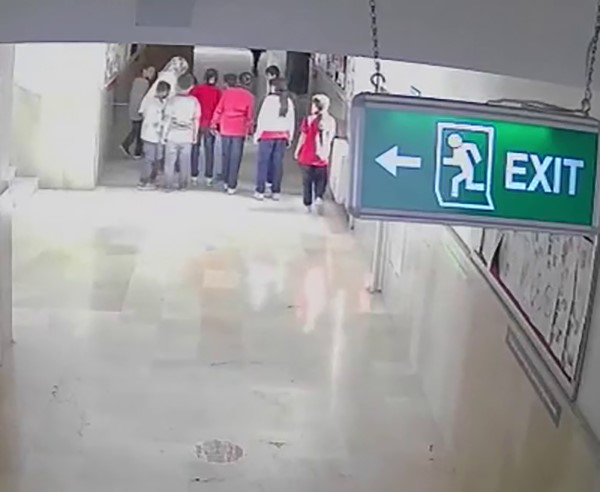 Sivas’ta Okulda Nefes Borusuna Mandalina Kaçan Öğrenciyi Öğretmen Heimlich Manevrasıyla Kurtardı