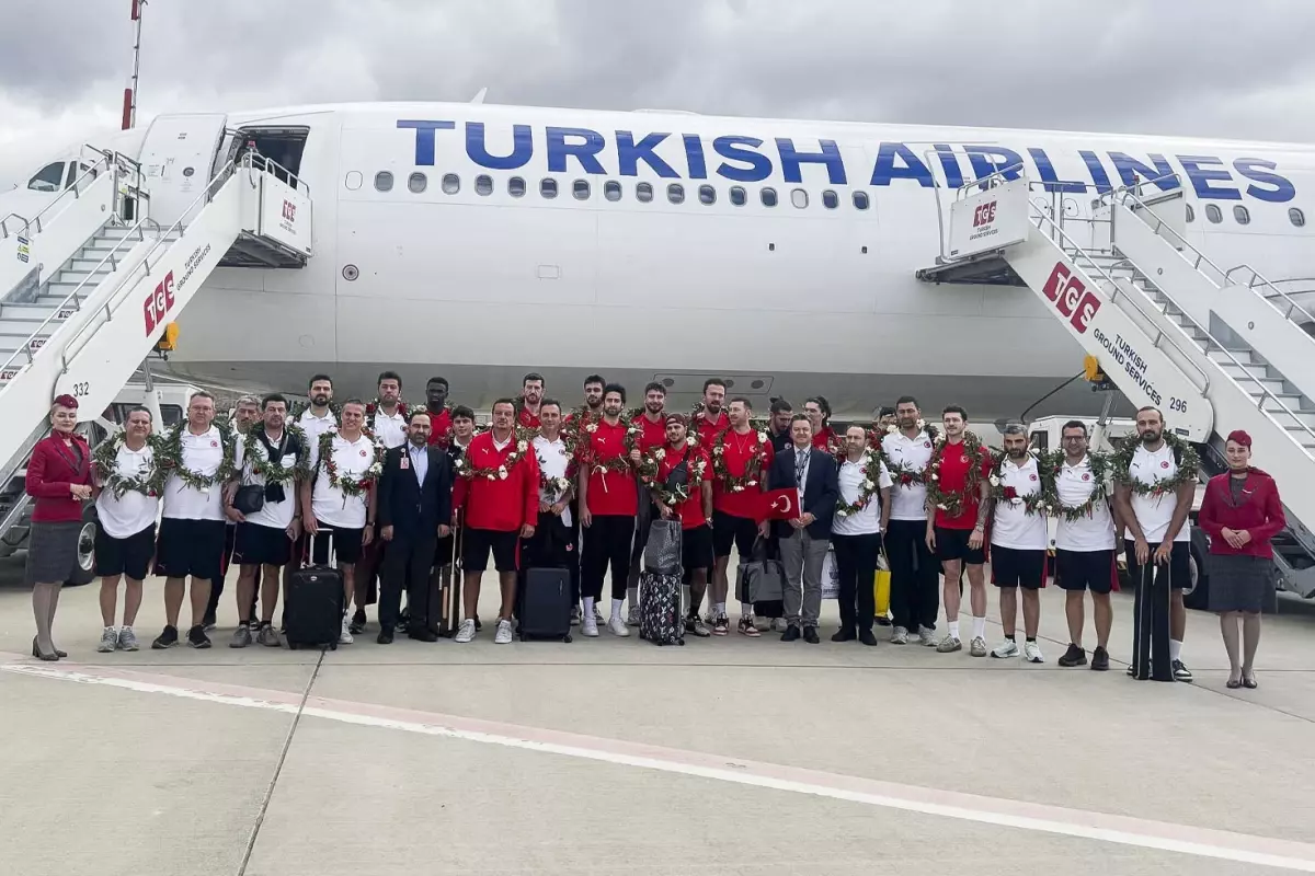 Avrupa ikincisi 12 Dev Adam, yurda döndü