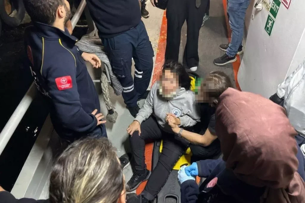 Boğaz’da korku dolu anlar: Yolcu motoru ile kuru yük gemisi çarpıştı! Çok sayıda yaralı var
