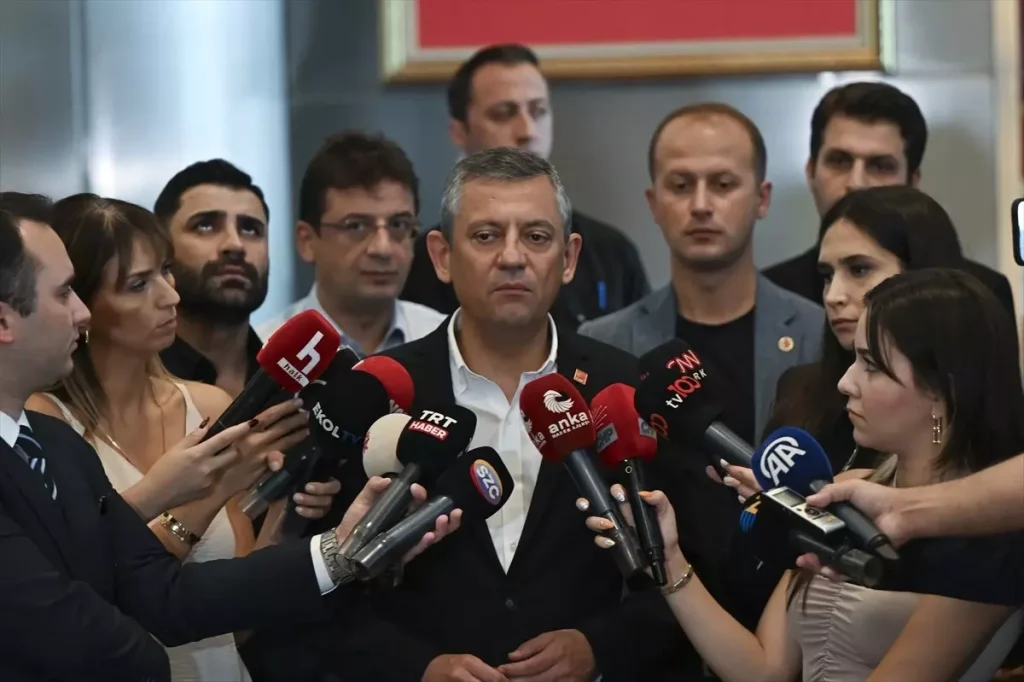 Özgür Özel: Kayyum atanırsa 6 gün dayanır Özgür Özel: Kayyum atanırsa 6 gün dayanır