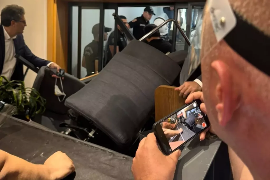 CHP’li vekiller Gürsel Tekin’in girmeye çalıştığı makam odasına barikat kurdu