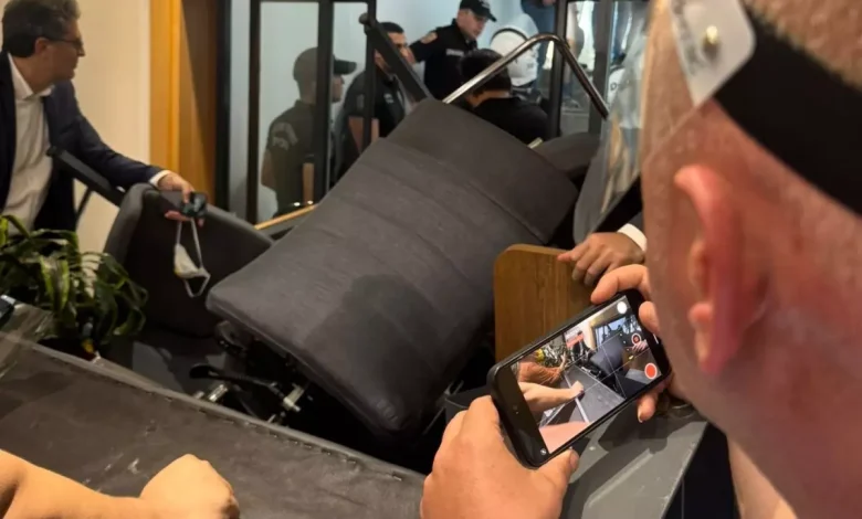 CHP'li vekiller Gürsel Tekin'in girmeye çalıştığı makam odasına barikat kurdu chp li vekiller gursel tekin in girmeye calistigi 19025730 4452 amp.jpg | Gündem Sivas™ Haber