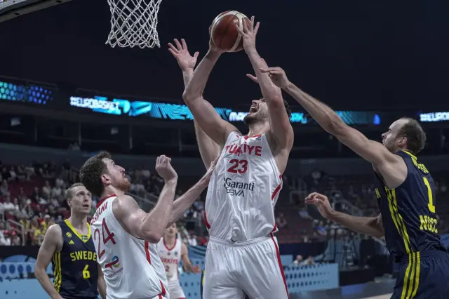 BİR ZAFER DE 12 DEV ADAM’DAN 