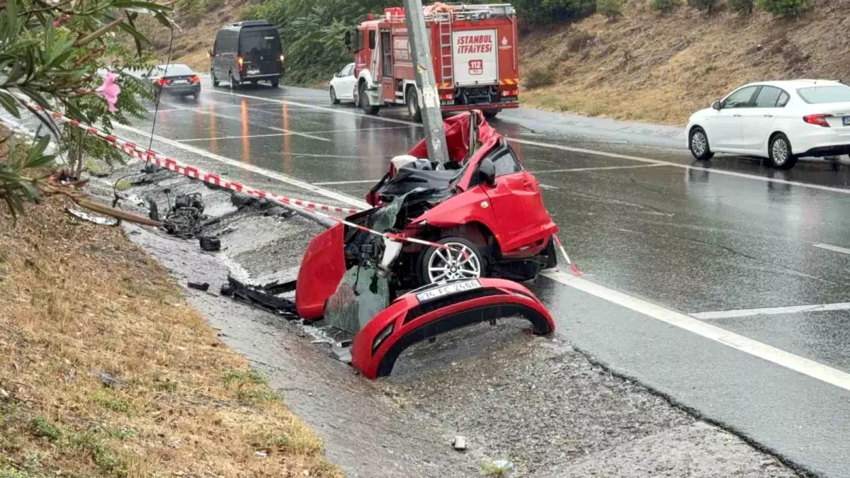 Sağanak yağış nedeniyle kayan yolda korkunç kaza! Otomobil kağıt gibi katlandı