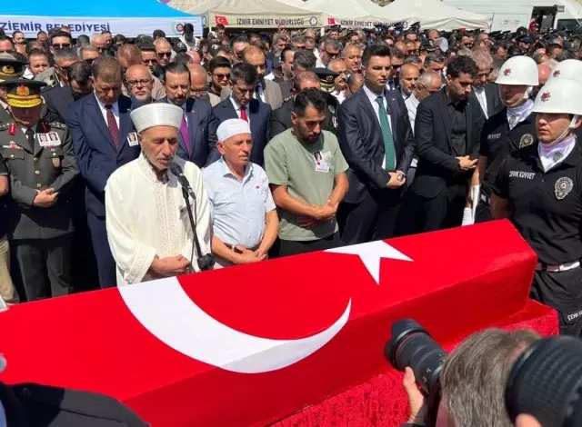 Şehit polislerimiz son yolculuğuna uğurlandı! Bir babanın en zor görevi izmir de polis merkezine silahli saldirida sehit 19029113 3631 m.jpg 1 | Gündem Sivas™ Haber