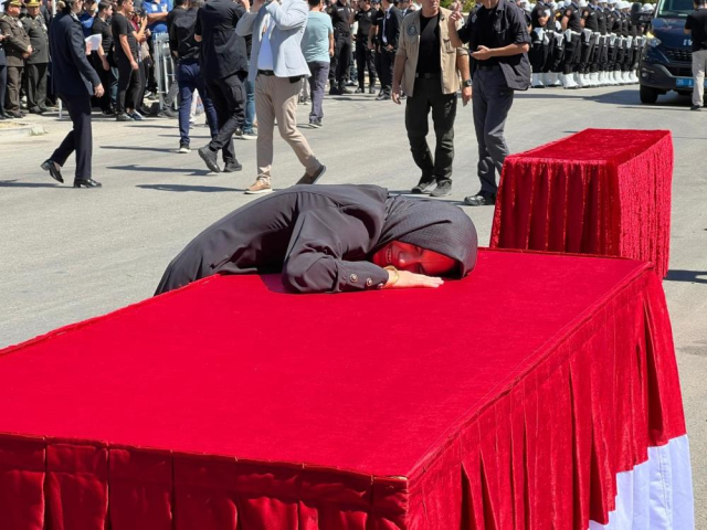 Şehit polislerimiz son yolculuğuna uğurlandı! Bir babanın en zor görevi izmir de polis merkezine silahli saldirida sehit 19029113 9817 m.jpg | Gündem Sivas™ Haber