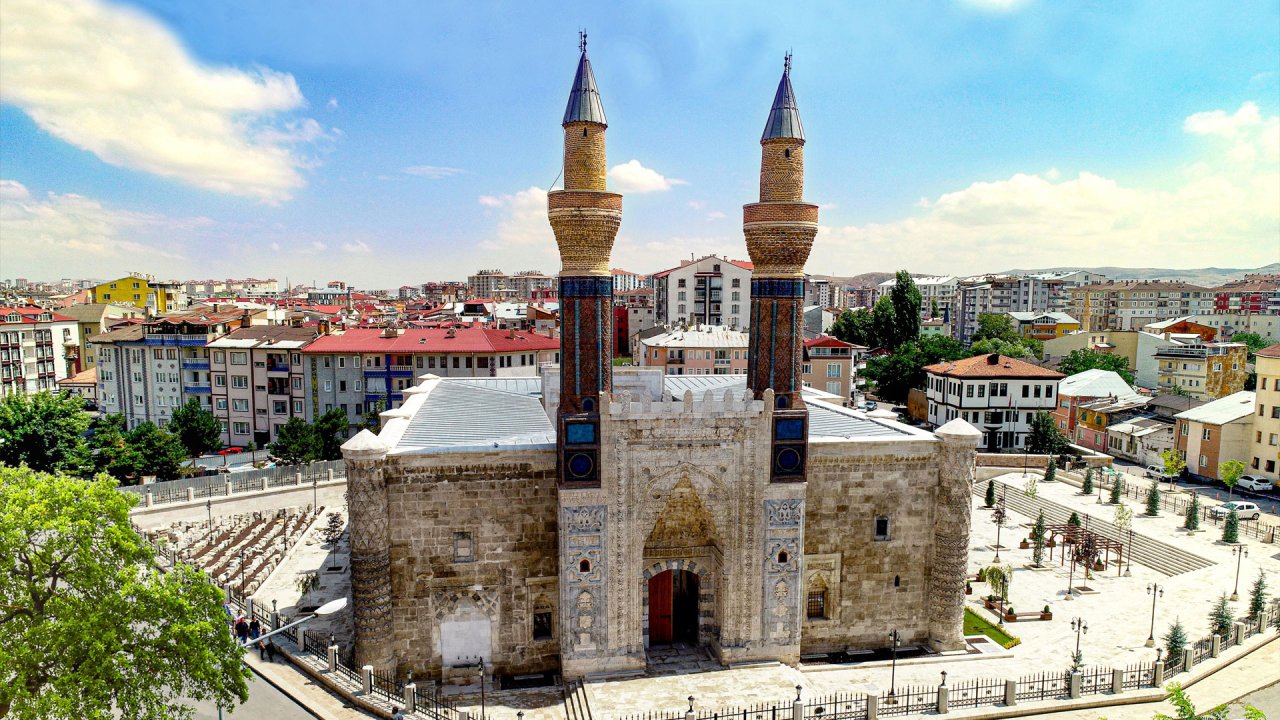 Gök Medrese Hakkında Detaylı Bilgi – Sivas’ın Tarihî İncisi