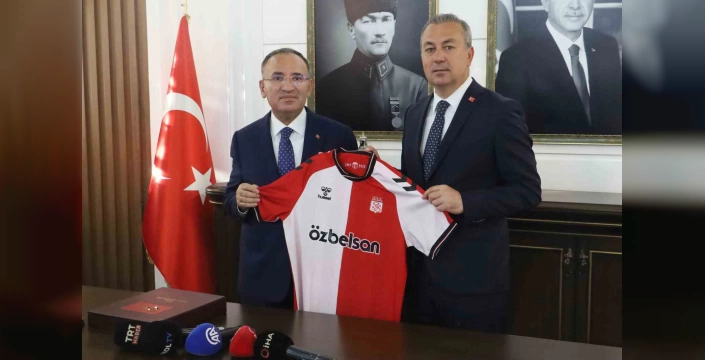 Sivas'ta anlamlı ziyaret: Bozdağ'a Sivasspor forması hediye edildi