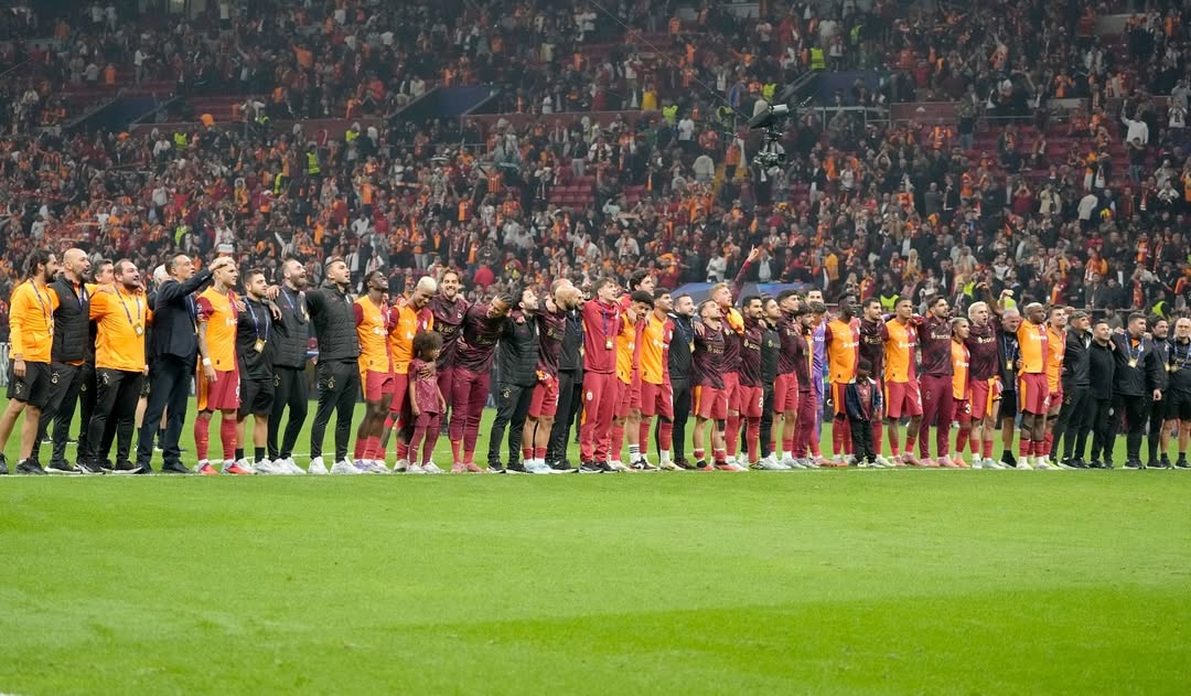 Galatasaray'da Taraftar Coşkusu: "İyi Geceler Büyük Aile"
