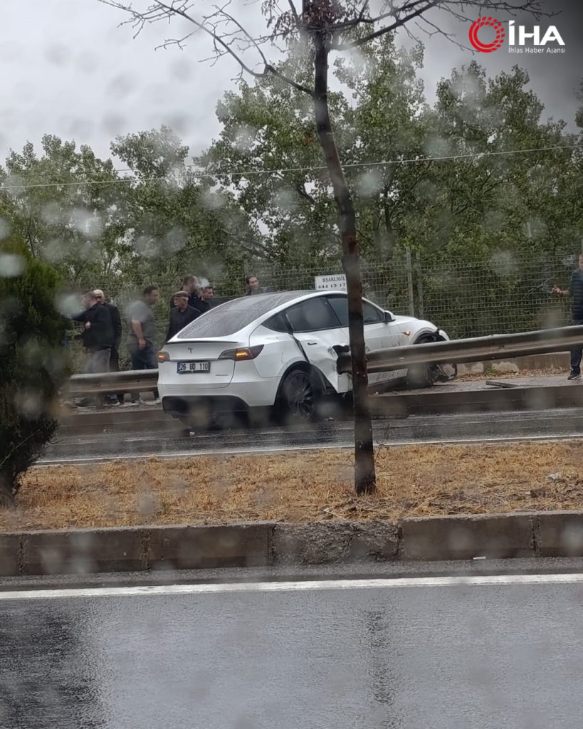 Eskişehir’de Kontrolden Çıkan Tesla Bariyere Çarptı