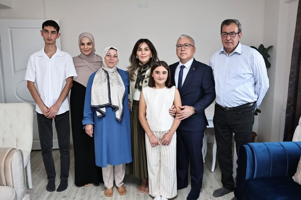 Sivas Valisi Şimşek ve Eşi, Koruyucu Aile Projesi Kapsamında Örnek Aileyi Ziyaret Etti