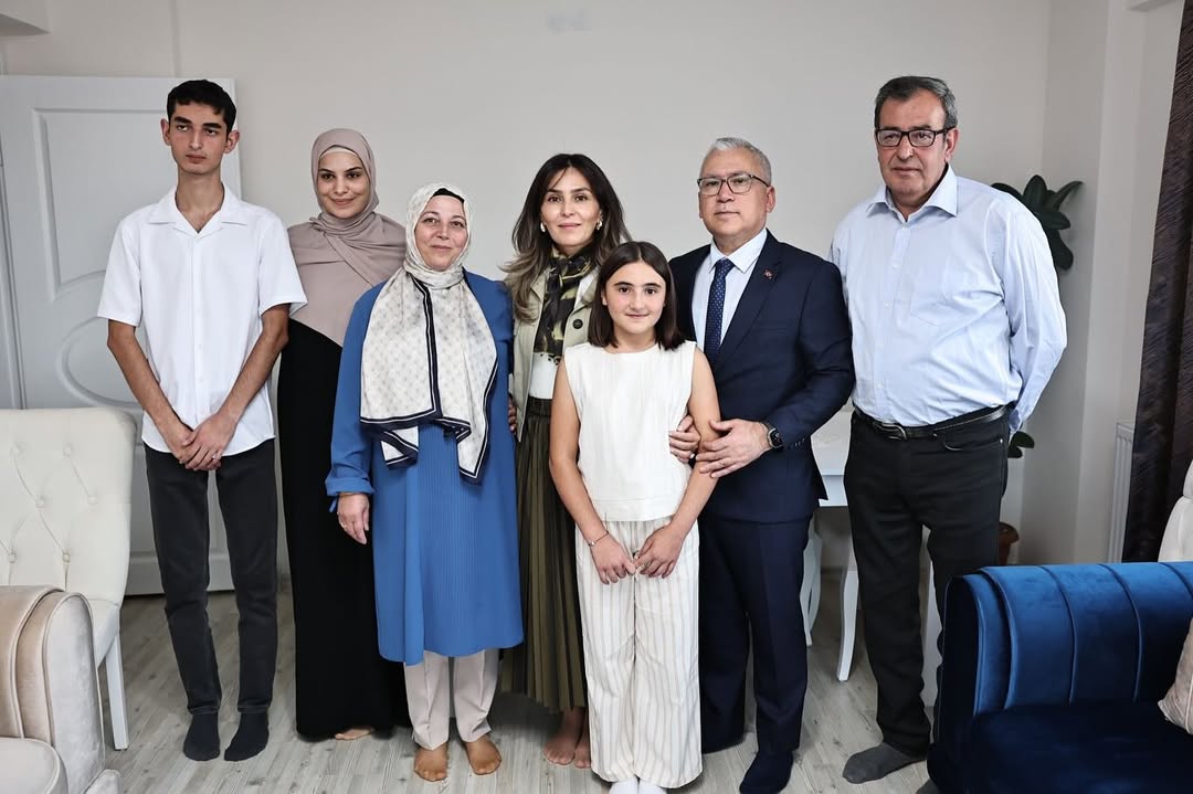 Sivas Valisi Şimşek ve Eşi, Koruyucu Aile Projesi Kapsamında Örnek Aileyi Ziyaret Etti