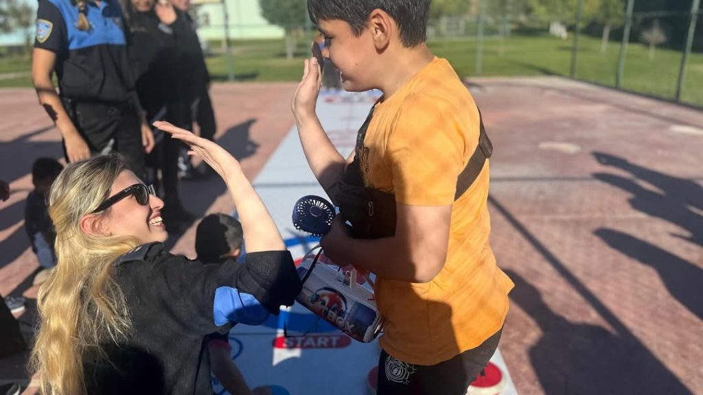 Toplum Polisleri, Sivas’taki Çocuk Evleri Sitesi’nde Körling Etkinliği Düzenledi