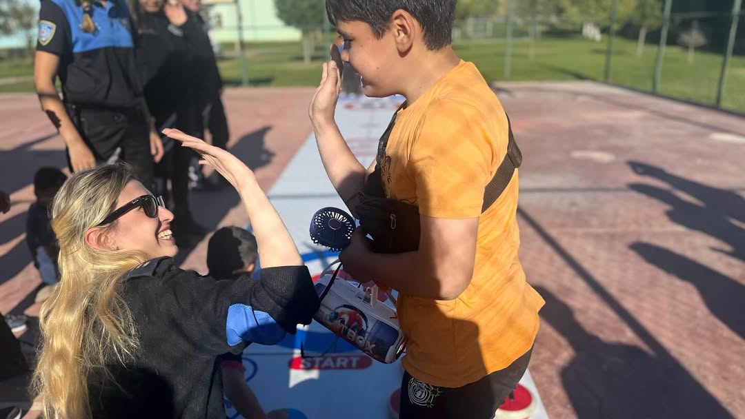 Toplum Polisleri, Sivas'taki Çocuk Evleri Sitesi'nde Körling Etkinliği Düzenledi