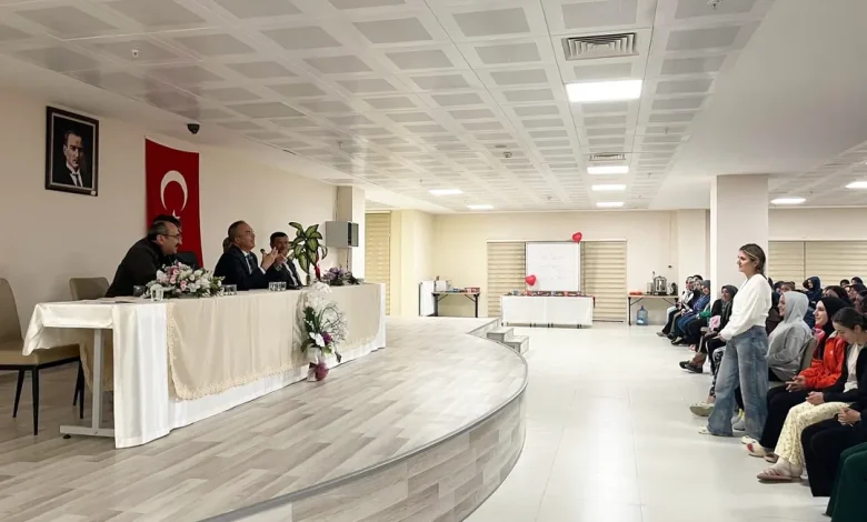 Sivas'ta Yeni Kayıtlı Öğrencilere Oryantasyon Toplantısı Düzenlendi 3734729207654935762 10561456822 | Gündem Sivas™ Haber