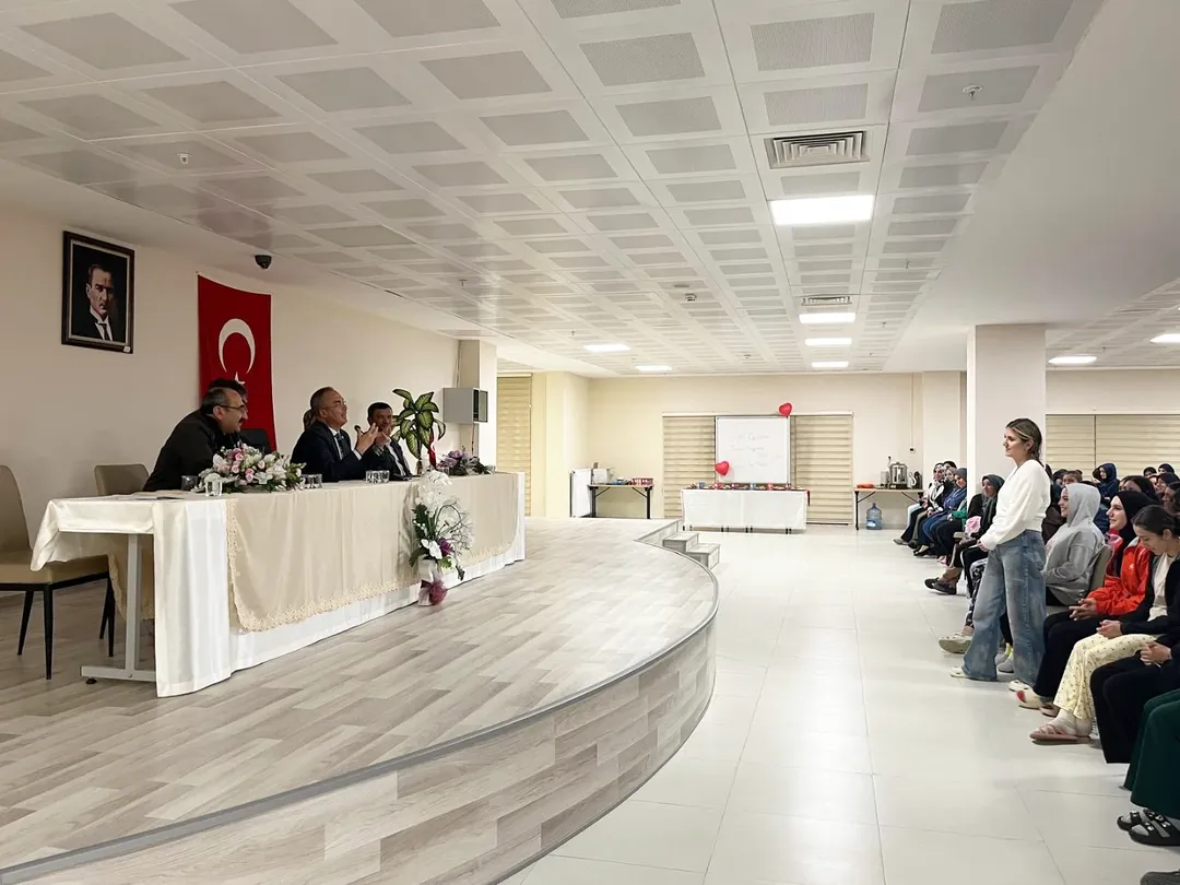 Sivas'ta Yeni Kayıtlı Öğrencilere Oryantasyon Toplantısı Düzenlendi