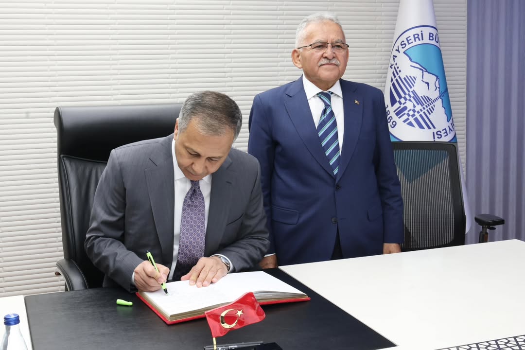 İçişleri Bakanı Yerlikaya, Kayseri'de Büyükşehir Belediye Başkanı Büyükkılıç'ı Ziyaret Etti