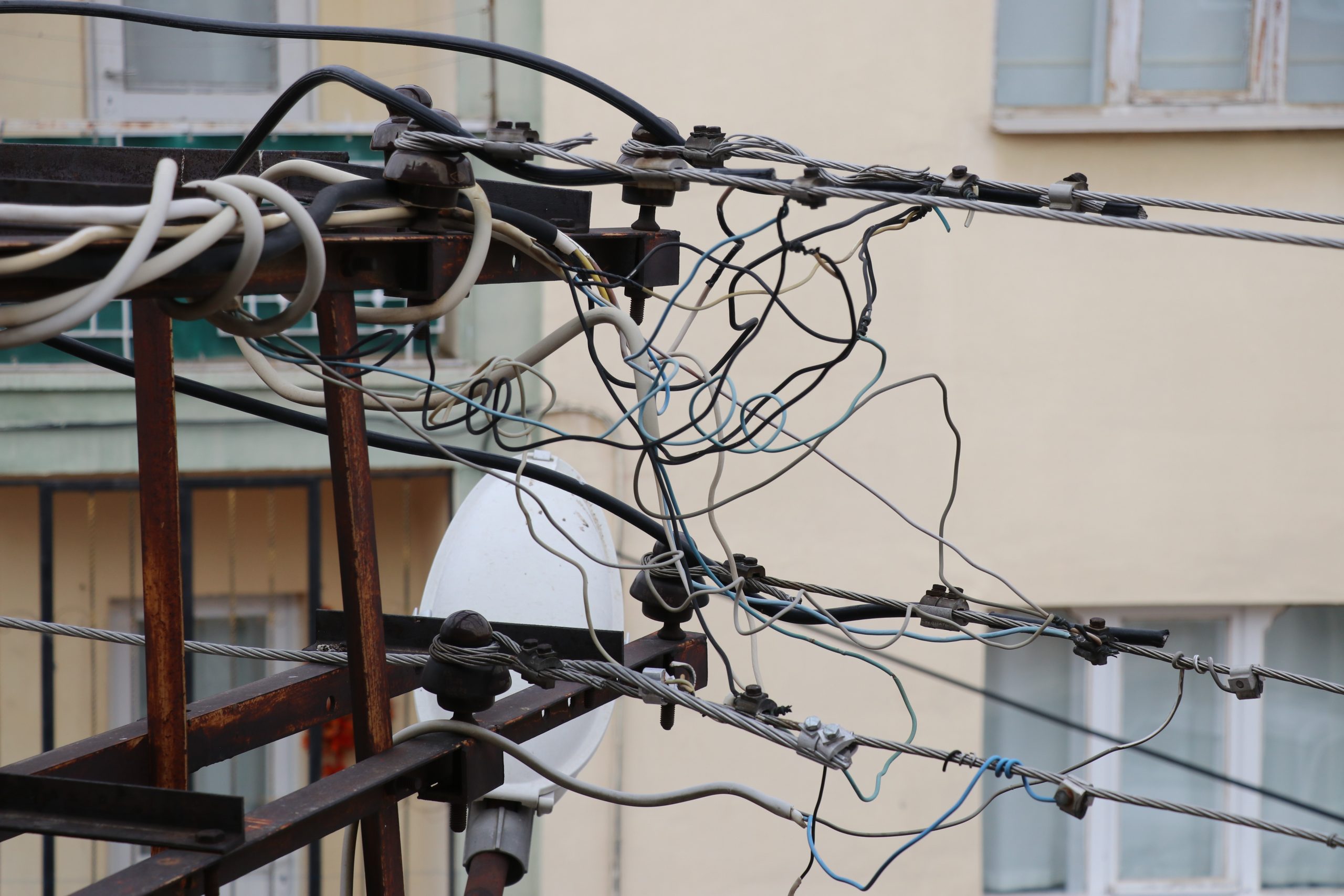 Sivas’ta 20 Yıllık Elektrik Direği Yağmurda Kıvılcım Saçıyor: Vatandaş ÇEDAŞ’tan Çözüm Bekliyor