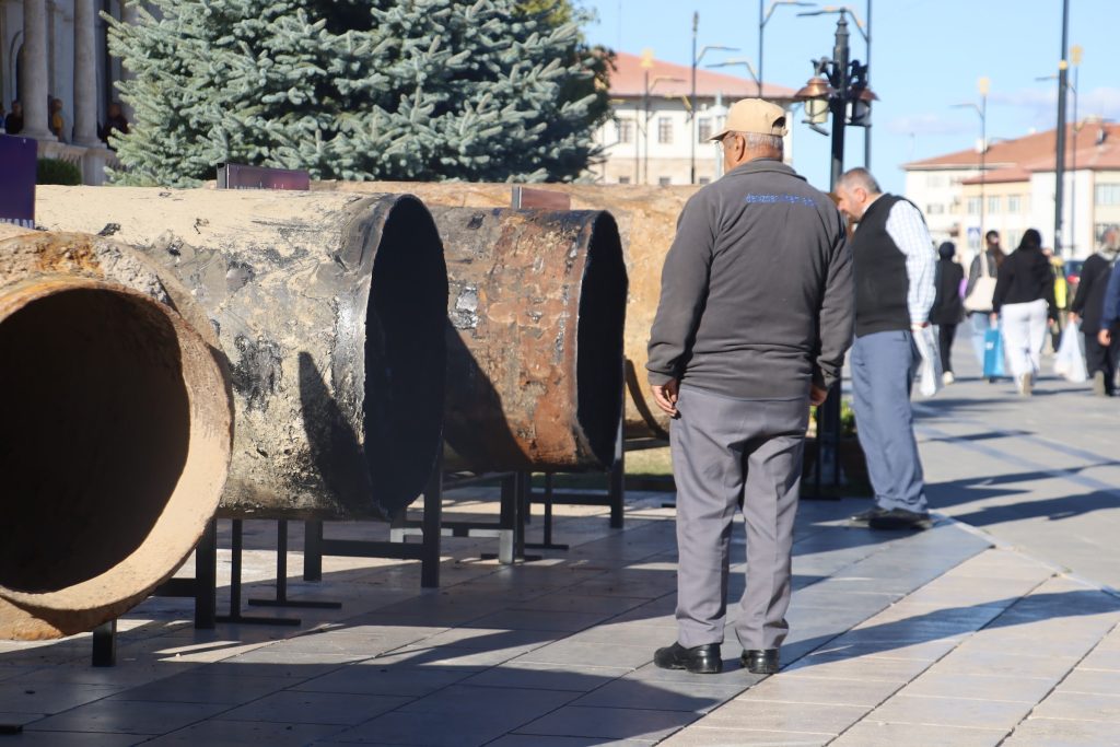 Sivas Belediyesi Eski Boruları Kent Meydanı’nda Sergiledi: “Yeni Boruların Ömrü 80 Yıl” AW550702 04 | Gündem Sivas™ Haber