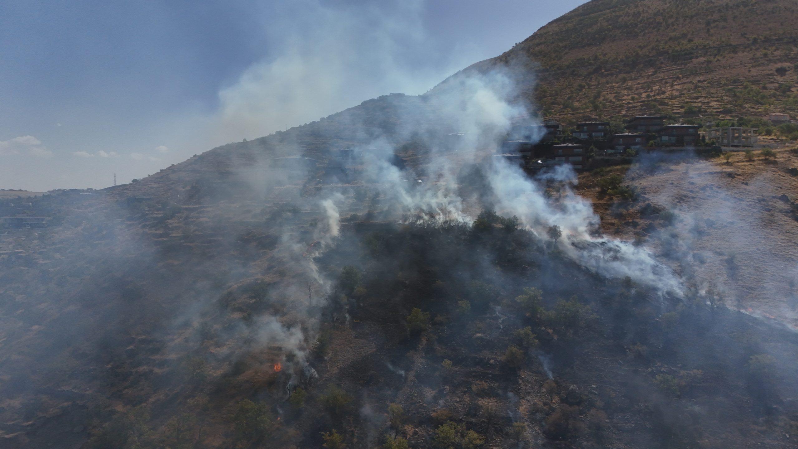 Patlıcan Közleme Faciası! Alevler Villalara Yaklaştı, Ekipler Seferber Oldu