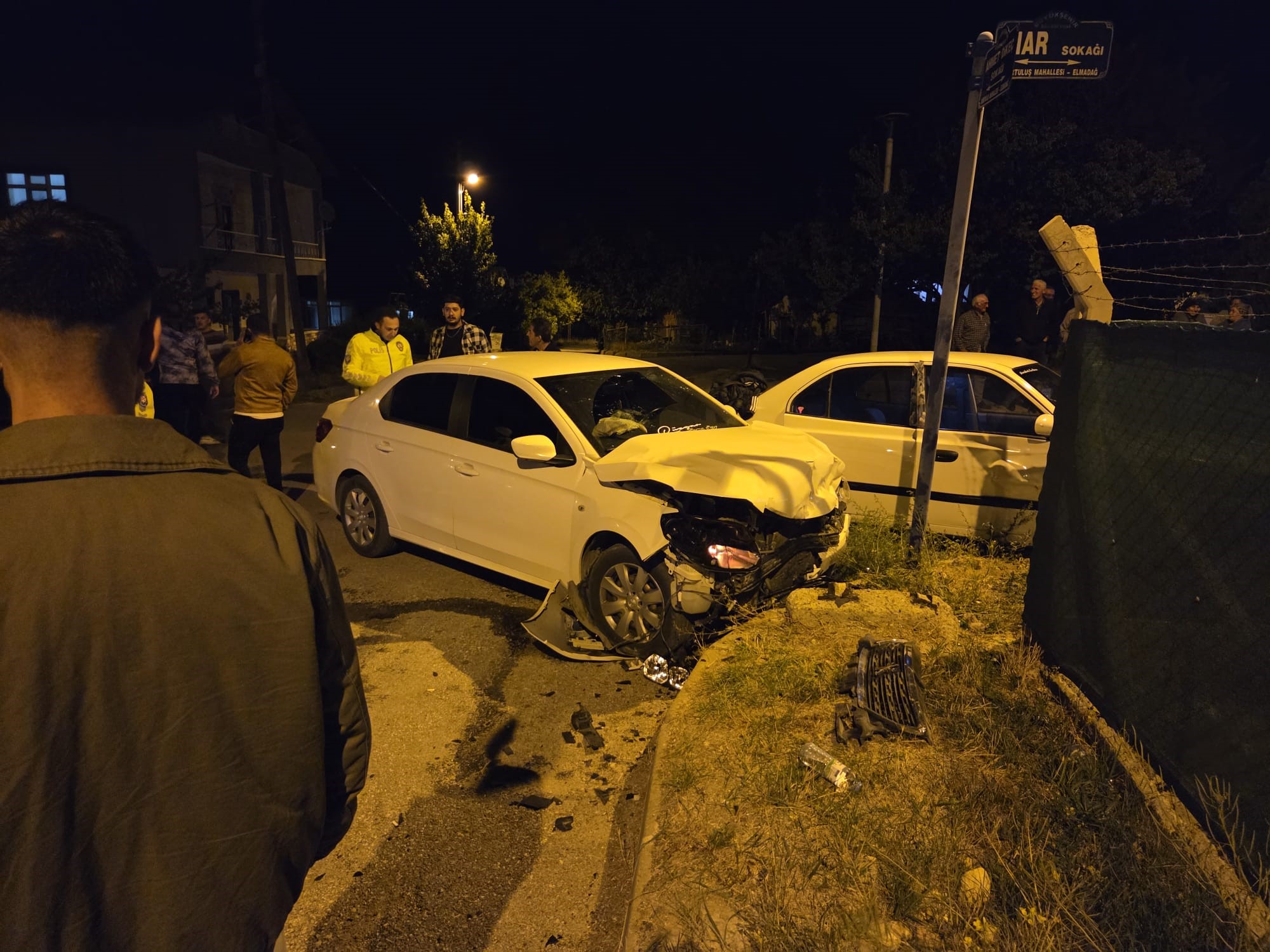 Feci Çarpışma: İki Otomobil Kafa Kafaya Çarpıştı, 2 Yaralı