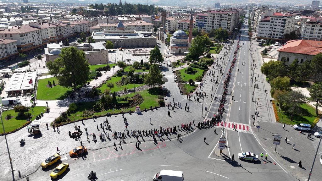 Sivas’ta Kadınlardan Gazze İçin Sessiz Çığlık: “Barış Kadınla Mümkün” Sivas’ta Kadınlardan Gazze İçin Sessiz Çığlık: “Barış Kadınla Mümkün”