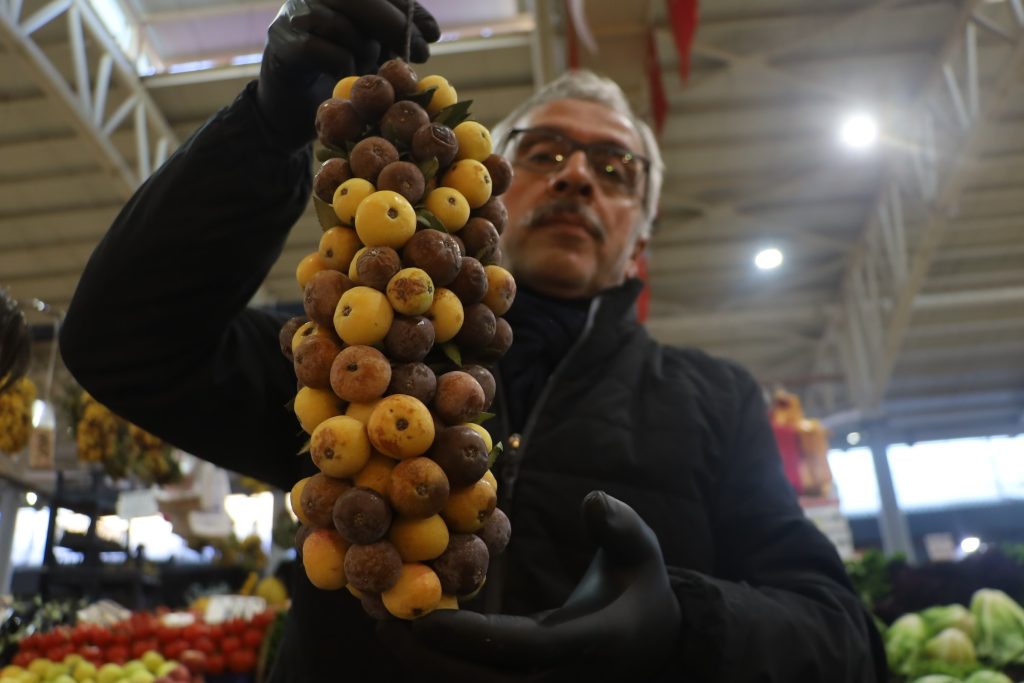 Kışın Gelen Doğal Şifa: Üvez Meyvesi Sivas'ta Tezgahlardaki Yerini Aldı AW559078 01 | Gündem Sivas™ Haber