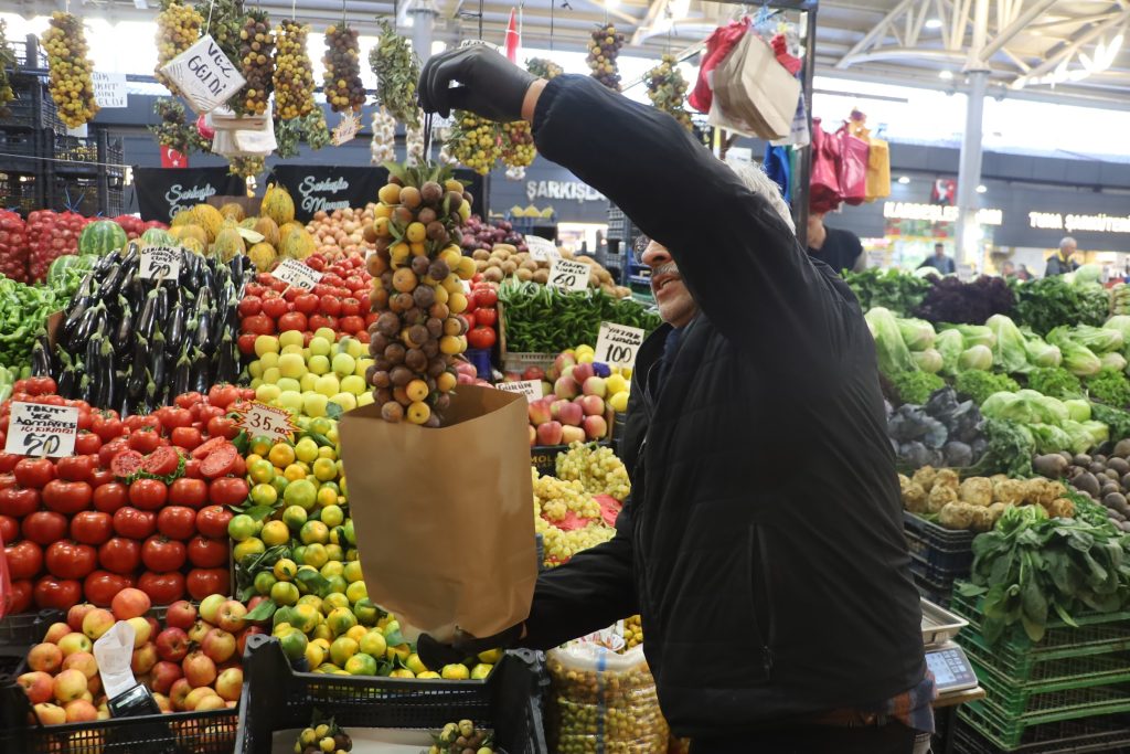 Kışın Gelen Doğal Şifa: Üvez Meyvesi Sivas'ta Tezgahlardaki Yerini Aldı AW559078 02 | Gündem Sivas™ Haber