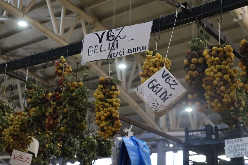 Kışın Gelen Doğal Şifa: Üvez Meyvesi Sivas'ta Tezgahlardaki Yerini Aldı AW559078 04 | Gündem Sivas™ Haber