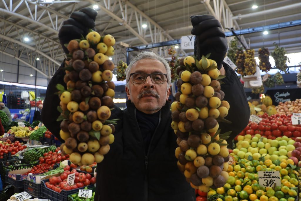 Kışın Gelen Doğal Şifa: Üvez Meyvesi Sivas'ta Tezgahlardaki Yerini Aldı AW559078 05 | Gündem Sivas™ Haber