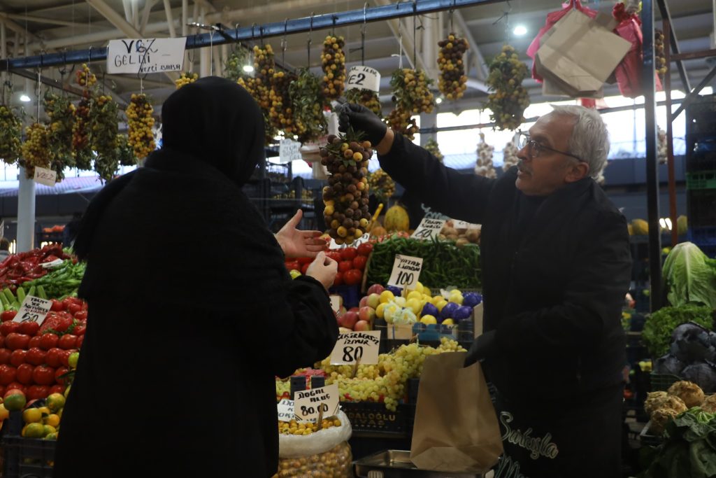 Kışın Gelen Doğal Şifa: Üvez Meyvesi Sivas'ta Tezgahlardaki Yerini Aldı AW559078 07 | Gündem Sivas™ Haber