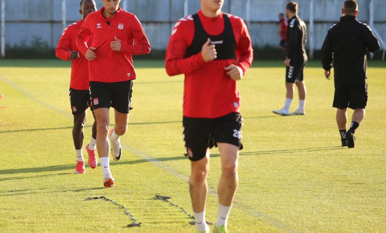 Sivasspor Teknik Direktörü Osman Zeki Korkmaz'dan Net Açıklama: "Play-Off Hedefimiz Değişmedi" AW559515 05 | Gündem Sivas™ Haber