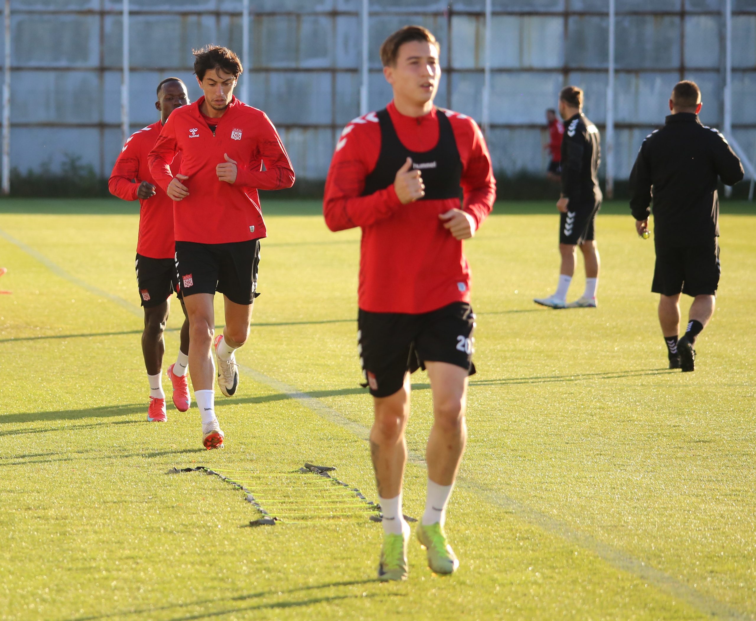 Sivasspor Teknik Direktörü Osman Zeki Korkmaz'dan Net Açıklama: "Play-Off Hedefimiz Değişmedi"