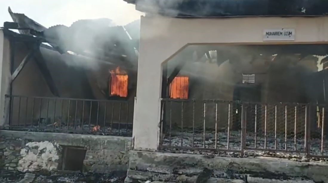 Sivas'ın İmranlı İlçesinde Çıkan Yangında 2 Ev ve 2 Samanlık Küle Döndü