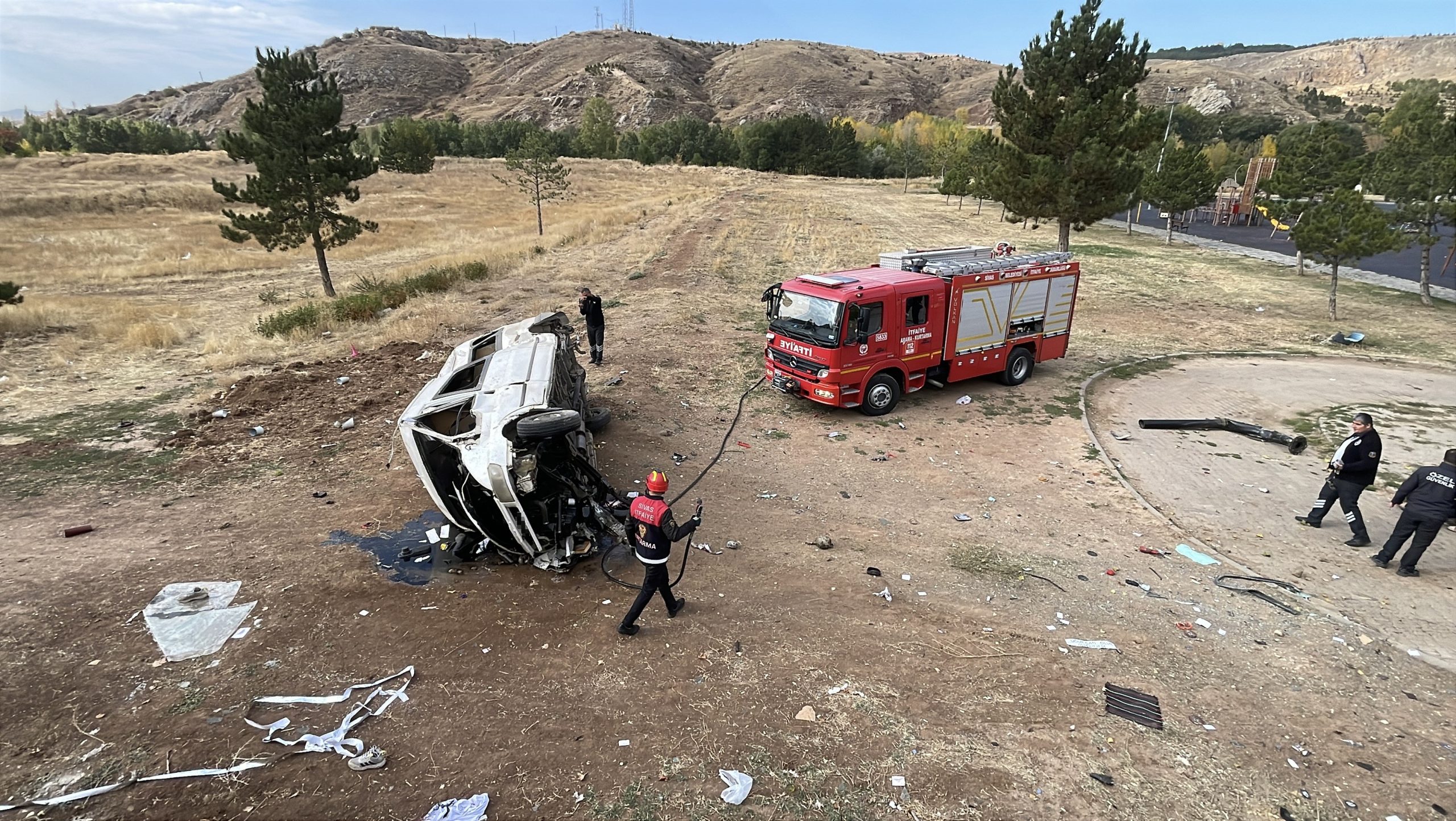 Sivas'ta Minibüs İstinat Duvarından Devrildi: 4 Yaralı