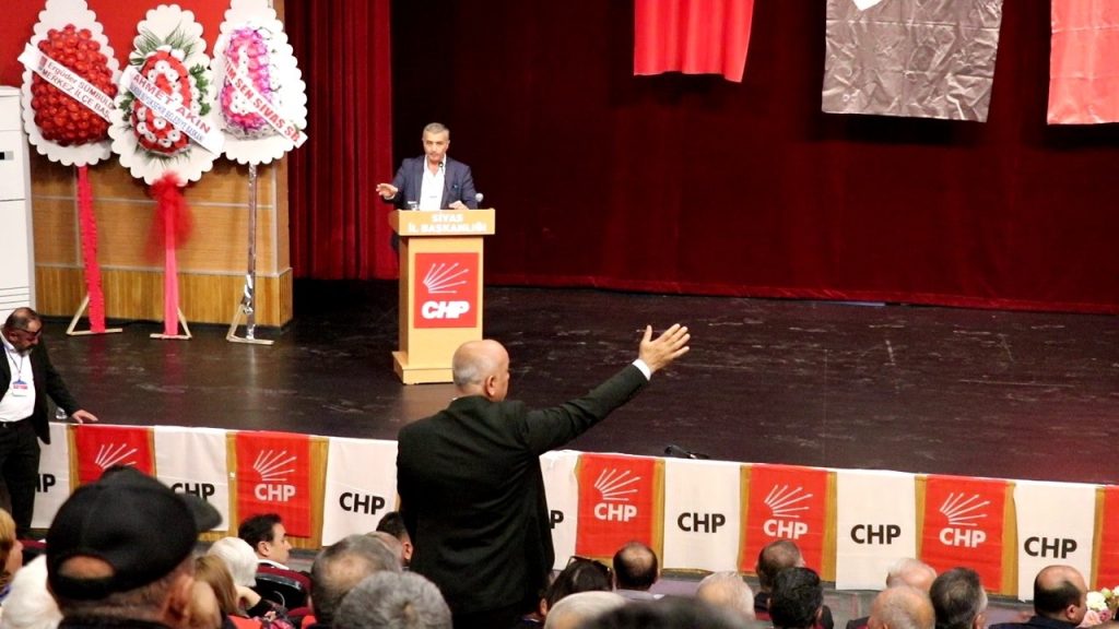 CHP Sivas Kongresi’nde Yapay Zeka Skandalı: Eski Milletvekili Adayından “Fotoğraflarıma Etek Giydirildi” İsyanı