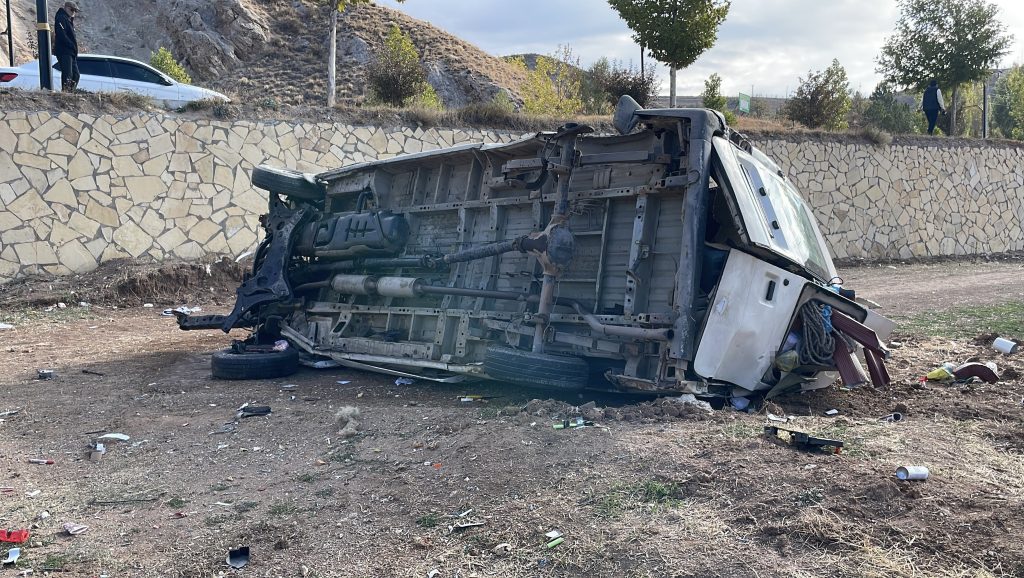 Sivas'ta Minibüs Kazasında Yaralanan 15 Yaşındaki Yusuf Şeker Hayatını Kaybetti AW562183 03 | Gündem Sivas™ Haber