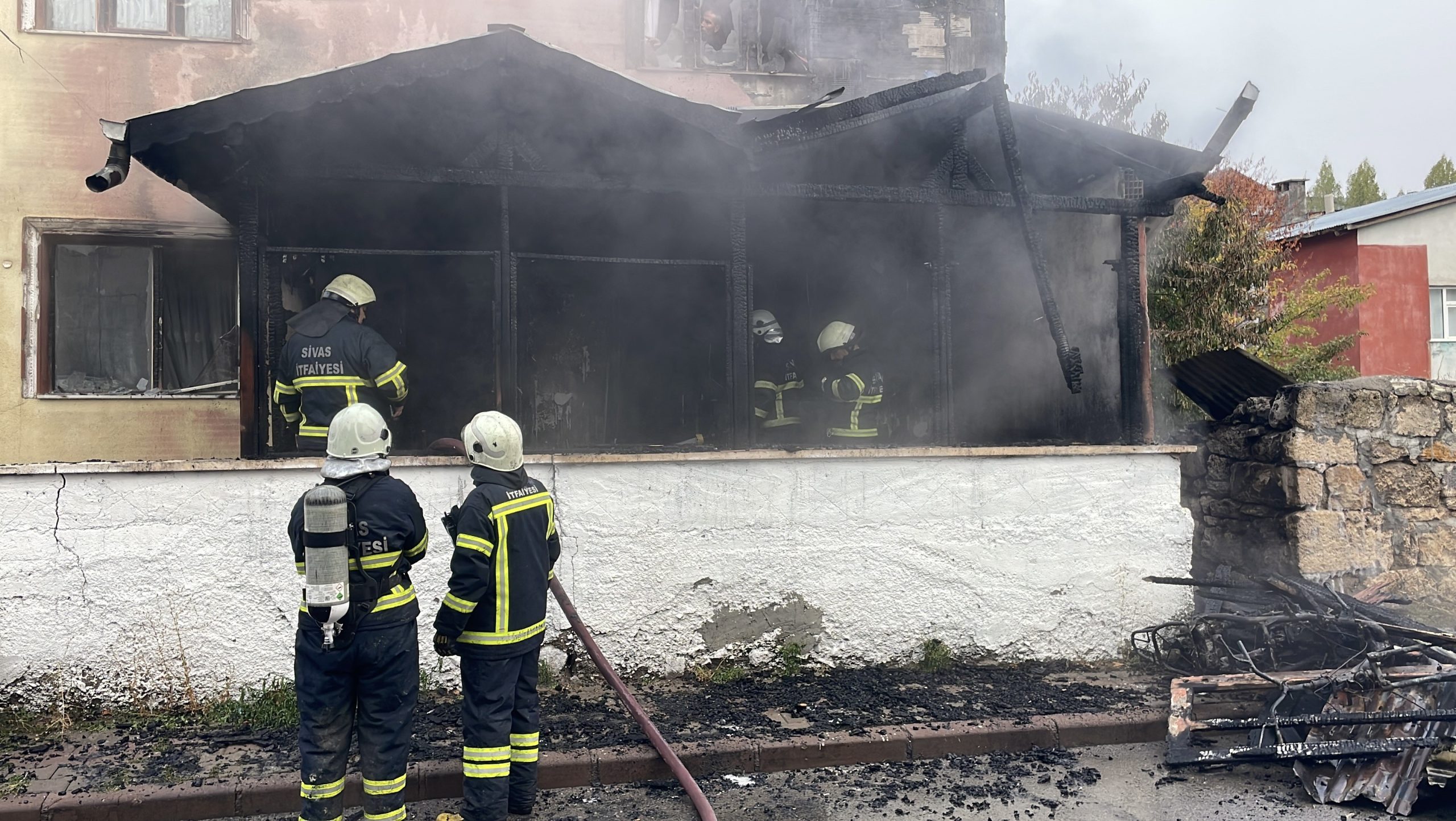 Sivas'ta Kundaklama Şüphesiyle Çıkan Yangın, İki Katlı Konutu Kullanılmaz Hale Getirdi