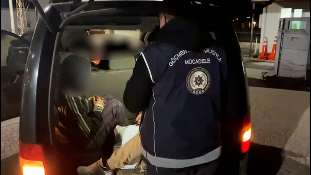 Sivas’ta Göçmen Kaçakçılığı Operasyonu: 4 Kişi Tutuklandı