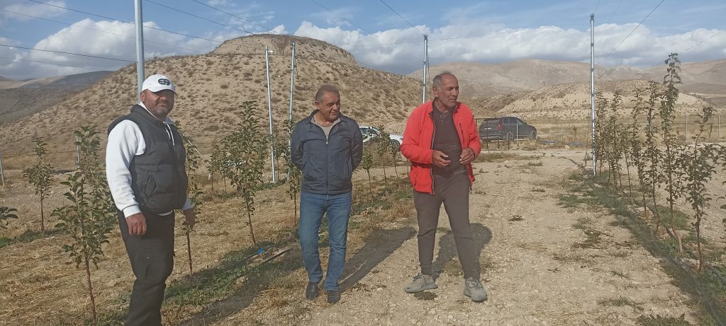 Emekli Olup Memleketine Döndü, 100 Dönümlük Gürün Elması Bahçesi Kurdu