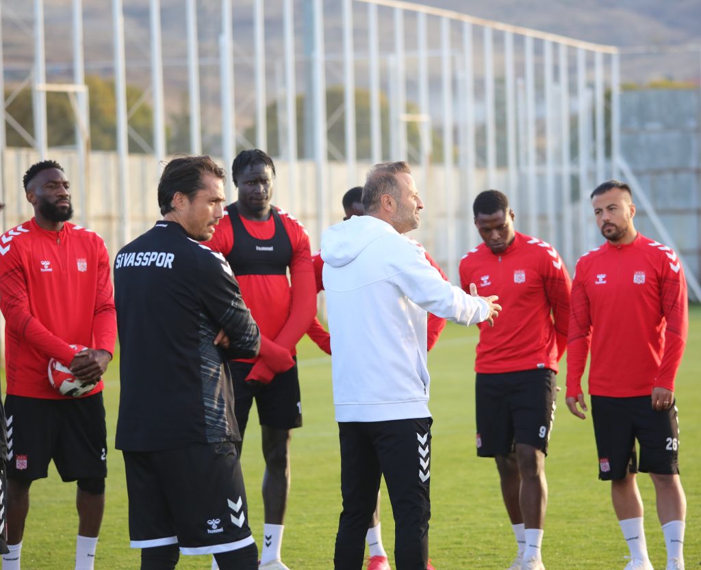 Sivasspor Teknik Direktörü Osman Zeki Korkmaz: "İstifa Gibi Bir Gündemim Yok" AW563555 04 | Gündem Sivas™ Haber